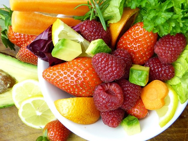 salat med frukt og bær